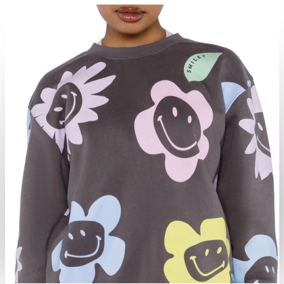 SMILEY® X HAPPY GARDEN CREWNECK SWEATSHIRT IN WASHED BLACK - Picture 3 of 8